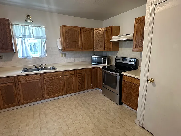 7 S Peach Ave — Photo 4