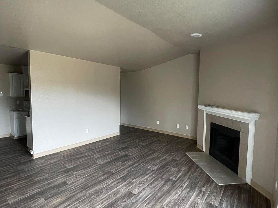 Top floor 1x1 Large w/ vaulted ceilings
