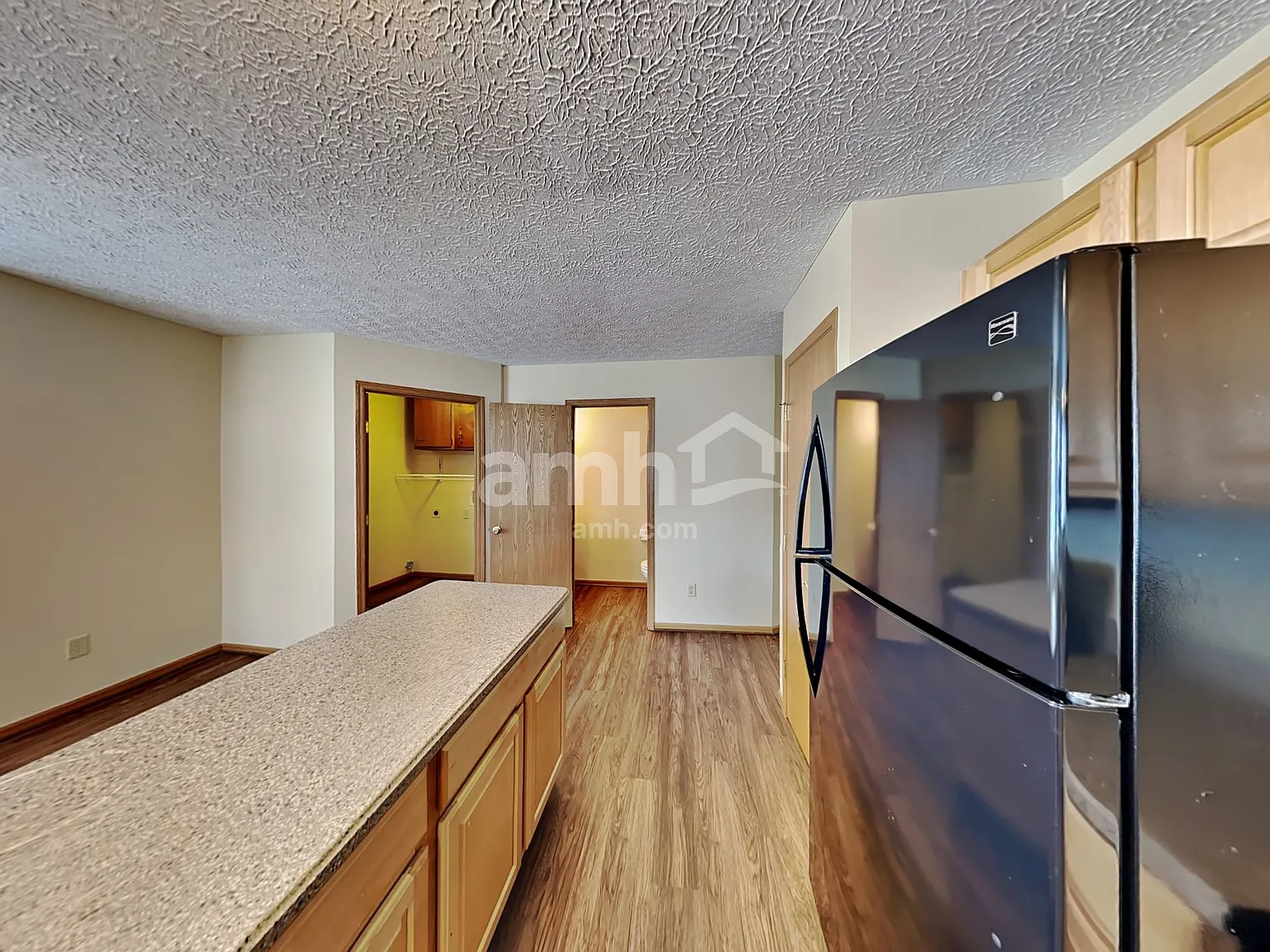 3 bed, 3.5 bath, 2000 sqft, $2,575 — Photo 4