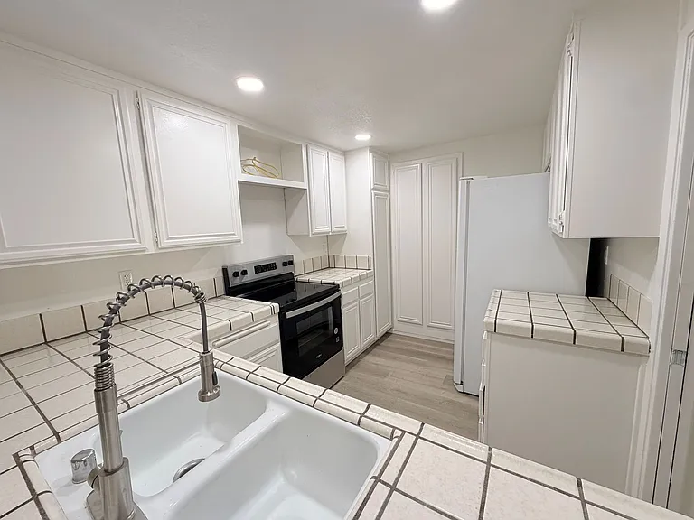 2040 Donovan Ct — Photo 5