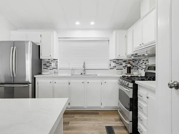 122 Beechwood Ln, Oceanside, CA 92054