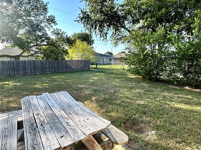 1611 Cloverdale Ct — Photo 8