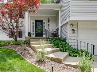 43 Manchester Ln, Vernon Hills, IL
