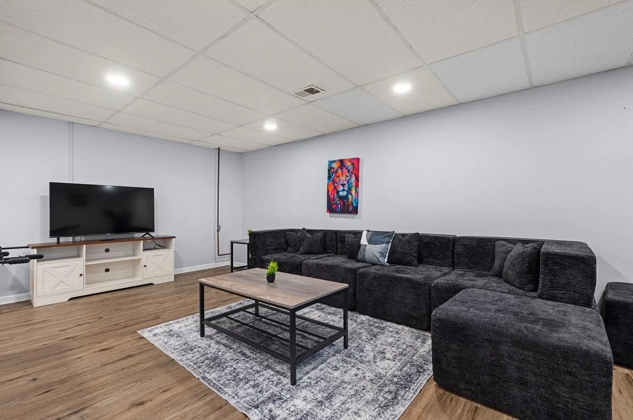 4 bed, 3148 sqft, $9,900 — Photo 4