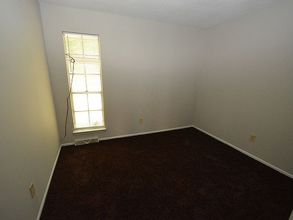 4th image of 303 E Montcastle Dr