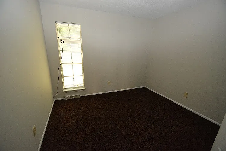 303 E Montcastle Dr — Photo 4