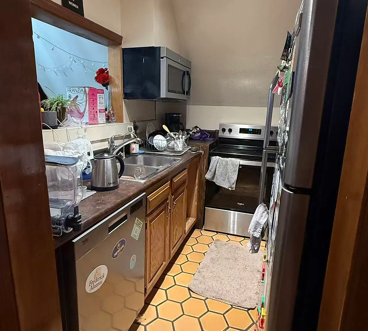 3 bed, 1200 sqft, $2,100 — Photo 4