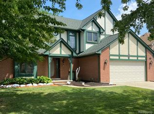 15743 Greenview Dr, Fraser, MI 48026