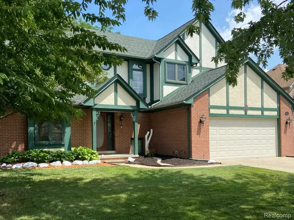 15743 Greenview Dr, Fraser, MI 48026
