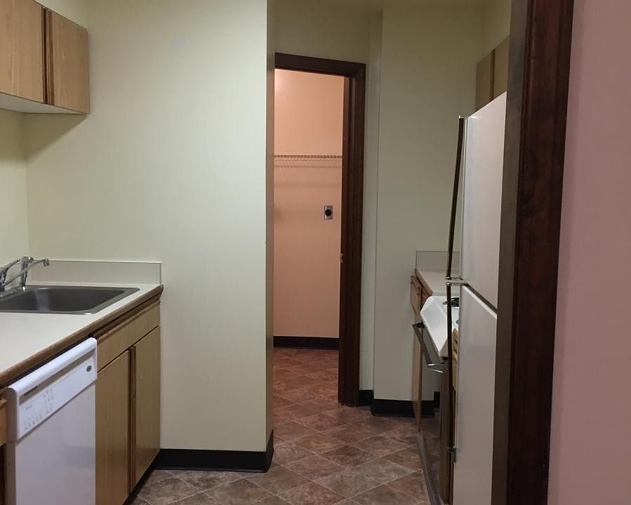 Kitchen with stove, refrigerator, dishwasher and disposal-le