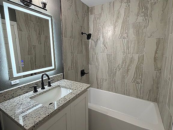 4th image of 524 W Toledo Pl