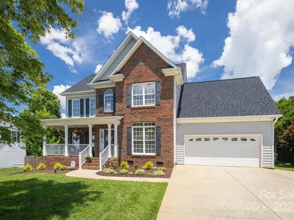 2574 Ironwood Dr, Hickory, NC 28602