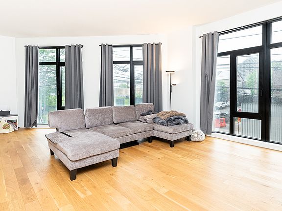 3rd image of 2-24 26th Ave #201