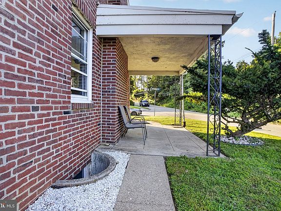 3rd image of 16 Underwood Rd