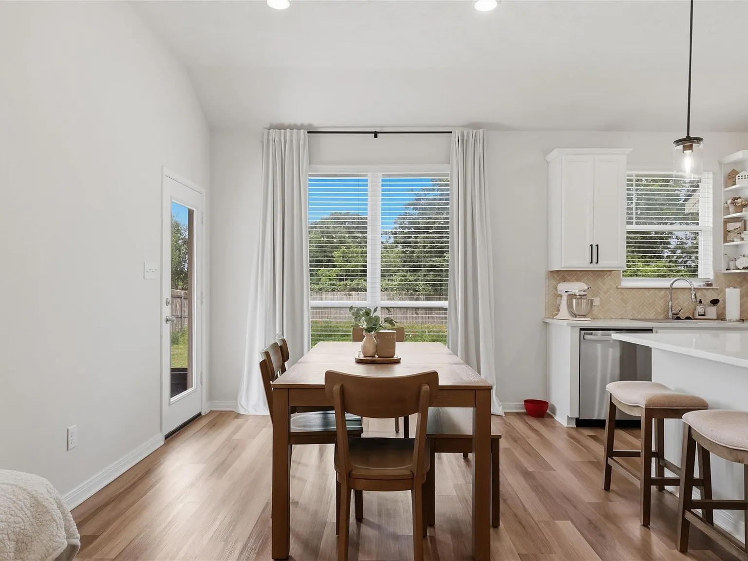 3 bed, 2.0 bath, 1507 sqft, $2,200 — Photo 4