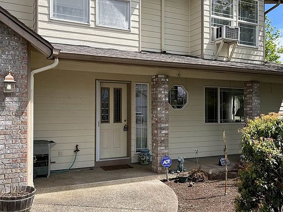 2nd image of 290 SE Ironwood Ave