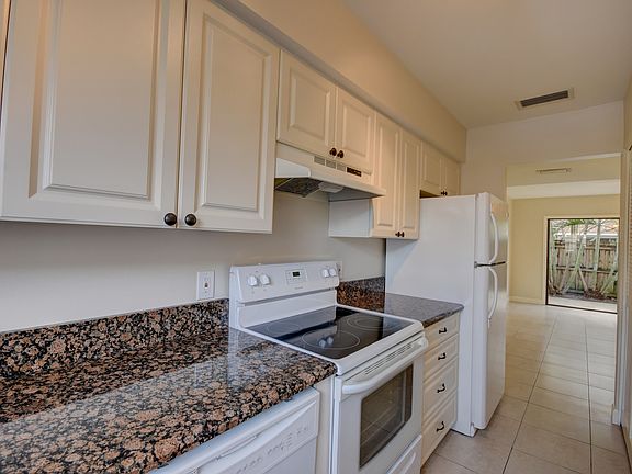 3rd image of 413 N Cypress Dr APT 4