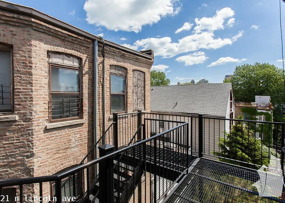 1st image of 2521 N Lincoln Ave #1323