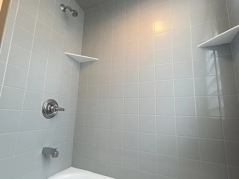 1827 E Kenwood Blvd — Photo 3