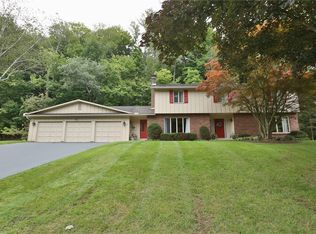 11 Mountain Rd, Penfield, NY 14526