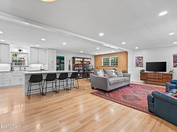 3rd image of 8721 Rushmore Dr