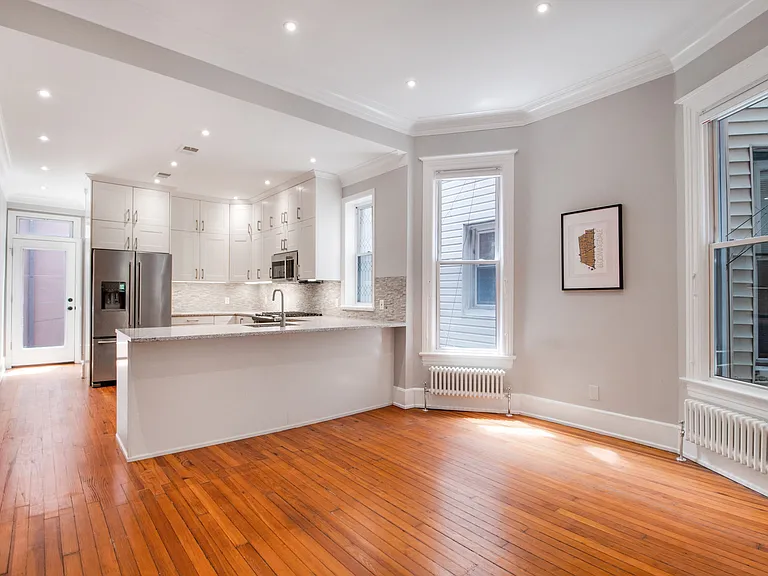 8 R St NW #1 — Photo 17