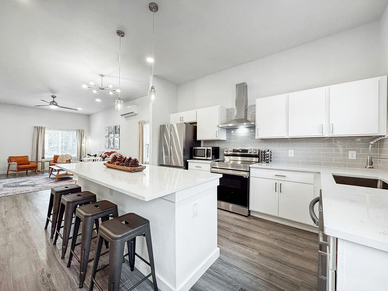 3 bed, 2.5 bath, 1438 sqft, $3,200 — Photo 4