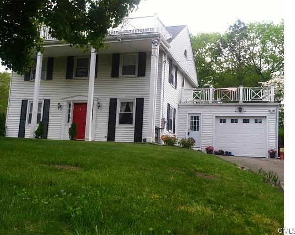 Stately Colonial in Lake Forest