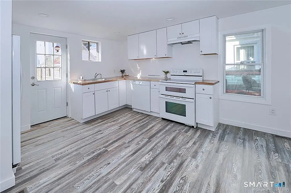 3 bed, 1.0 bath, 990 sqft, $2,400 — Photo 4