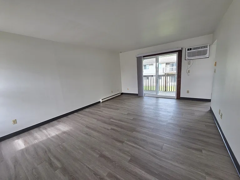 1057 W Cecil St #4 — Photo 3