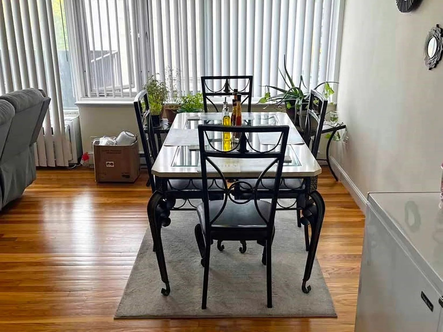 Luxurious 2 Bedroom - Overlooking Downtown Melrose — Photo 4
