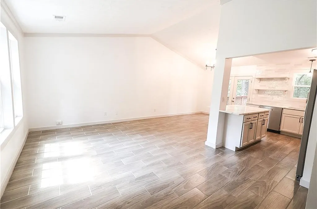 3 bed, 2.0 bath, 1350 sqft, $2,650 — Photo 3