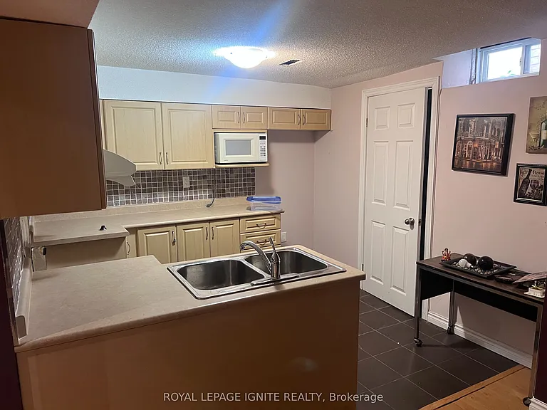 101 Orleans Dr — Photo 30