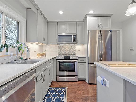 3rd image of 33 Eastford Rd