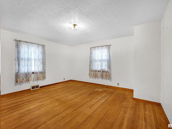 14th image of 239 N Elmwood Rd