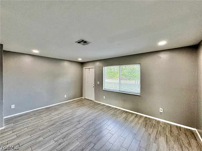 142 Harry Ave S — Photo 2