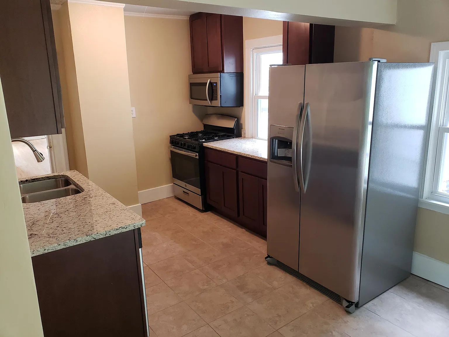 4 bed, 1385 sqft, $2,700 — Photo 2