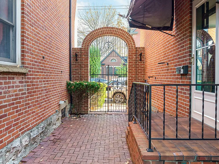 Unique 2 Bedroom in German Village — Photo 6