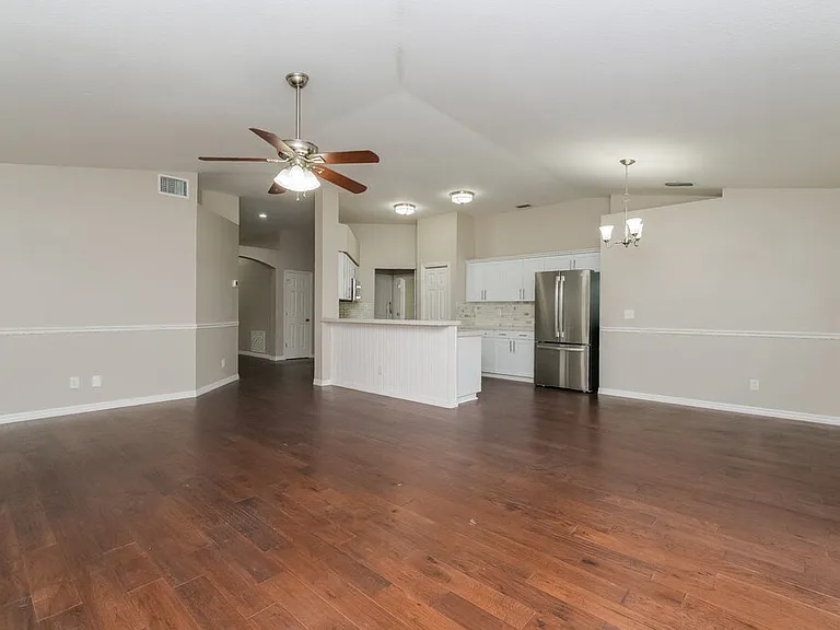 526 Greg St — Photo 4