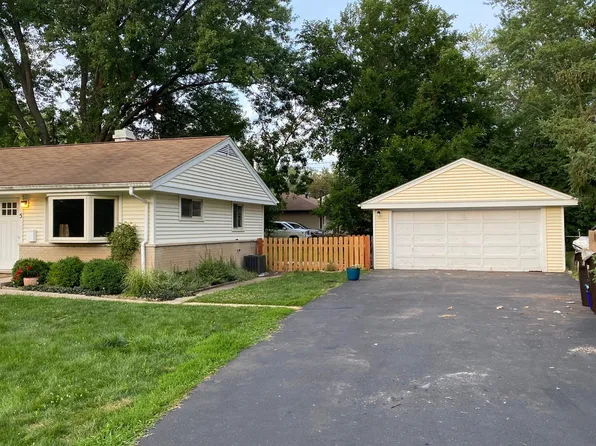 5 Aldine Rd, Lake Zurich, IL 60047