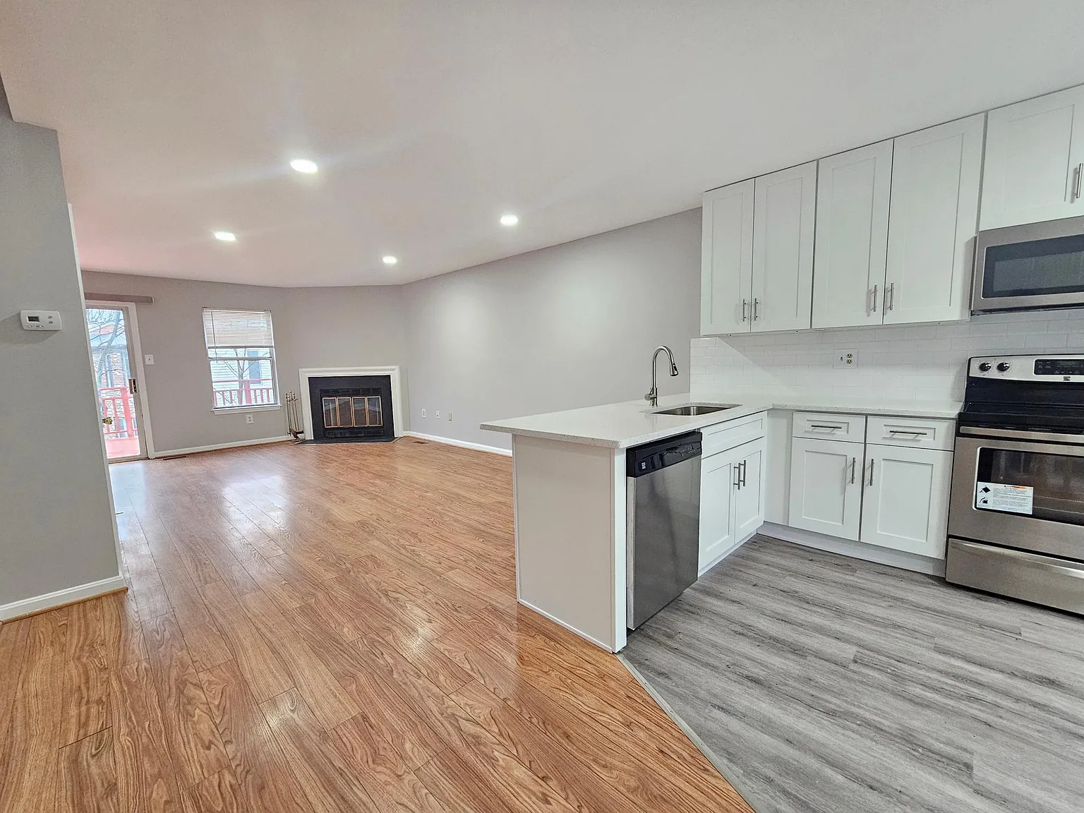3 bed, 2.5 bath, 1260 sqft, $3,050 — Photo 2