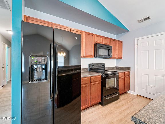 5th image of 121 Woodbury Farm Dr