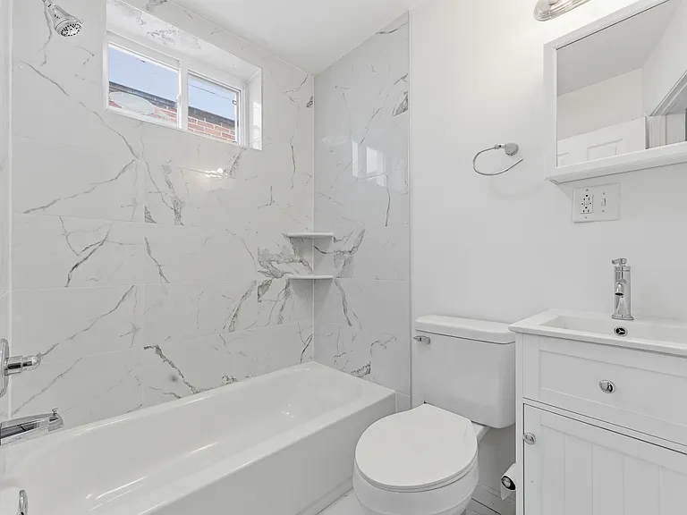 1543 N Myrtlewood St — Photo 2