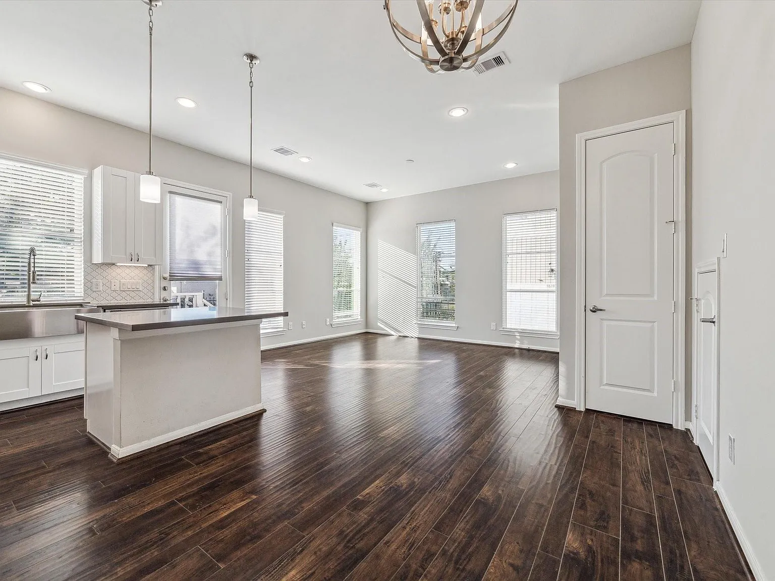 3 bed, 2.5 bath, 1411 sqft, $1,850 — Photo 3
