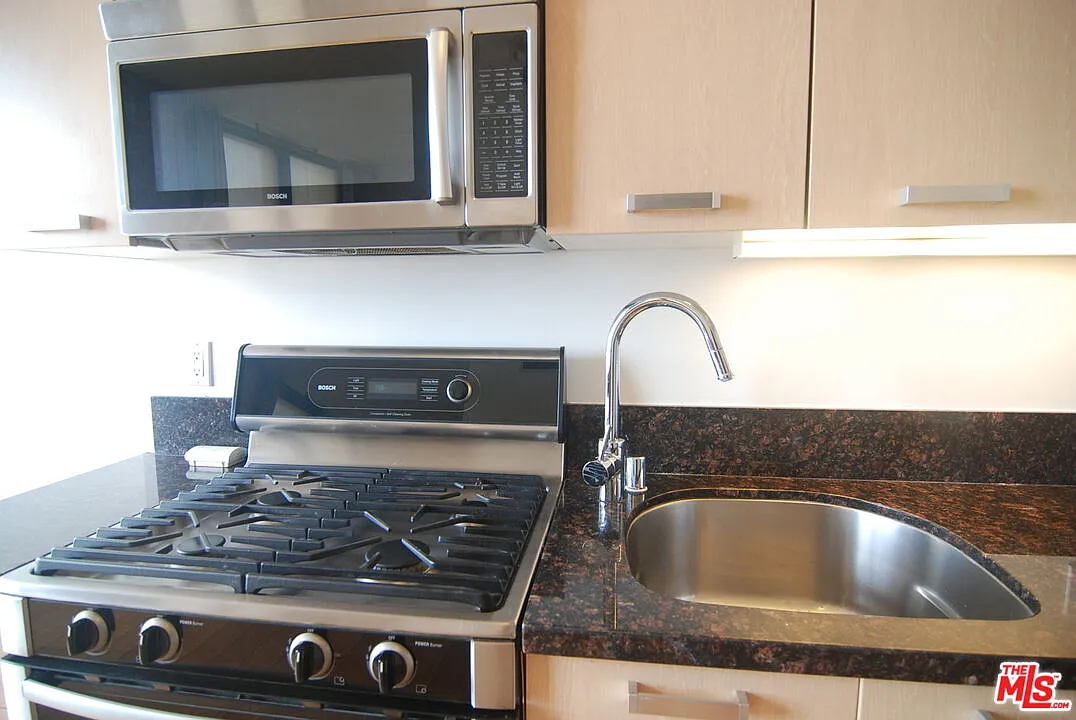 1 bed, 1.0 bath, 470 sqft, $1,800 — Photo 4