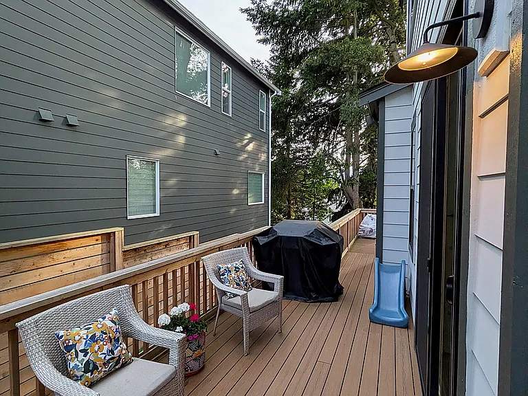 31st Ave NE — Photo 38