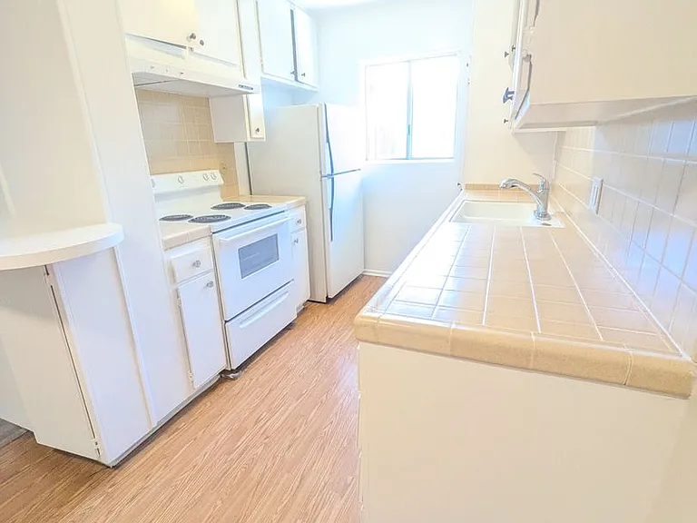 648 N Hayworth Ave — Photo 15