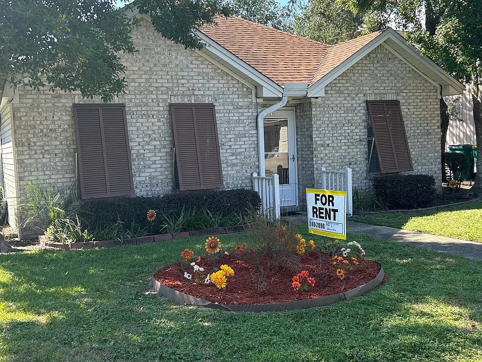 241 Parkwood Cir
