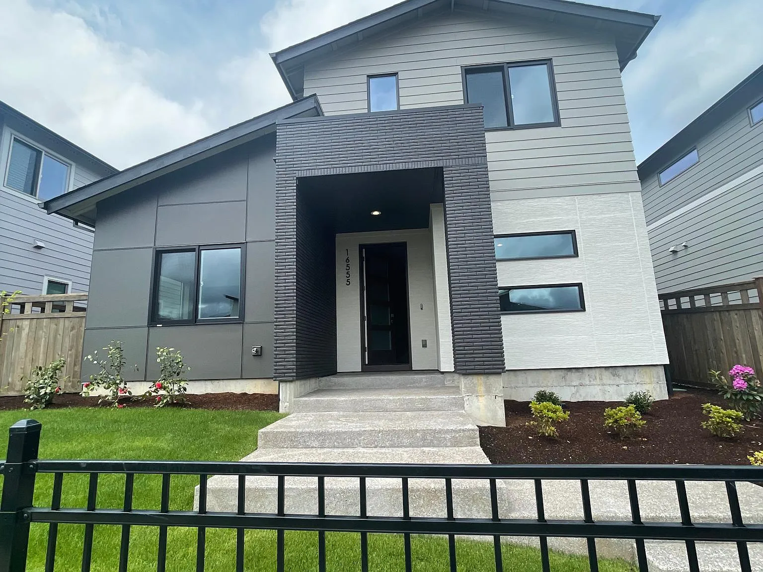 16555 SE Pleasant Valley Pkwy — Photo 1
