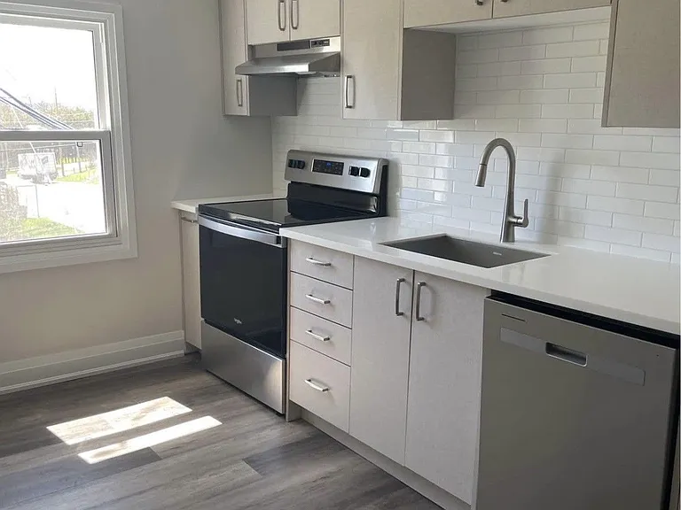 6273 Yonge St — Photo 3